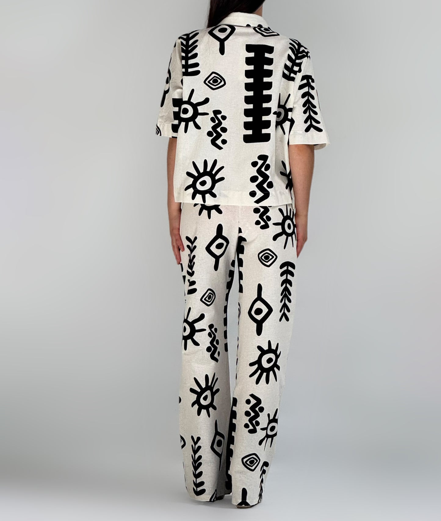 CONJUNTO DE CAMISA E CALÇAS ESTAMPADAS