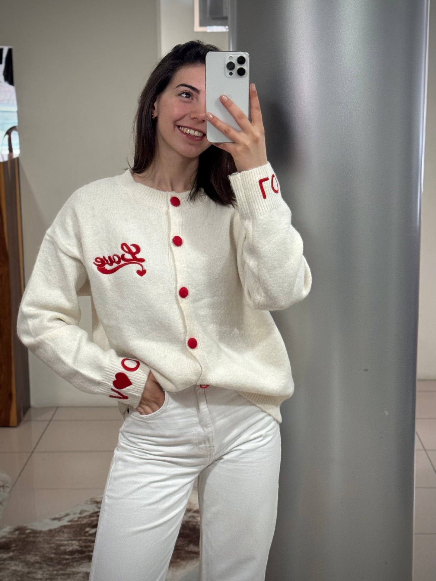 CASACO BRANCO DE MALHA COM DETALHE LOVE