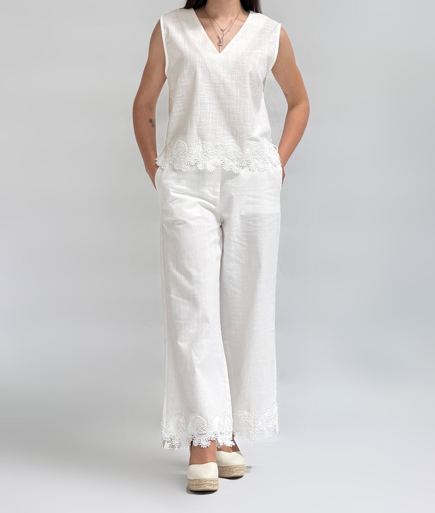 CONJUNTO DE CAMISOLA E CALÇAS EM LINHO 100%