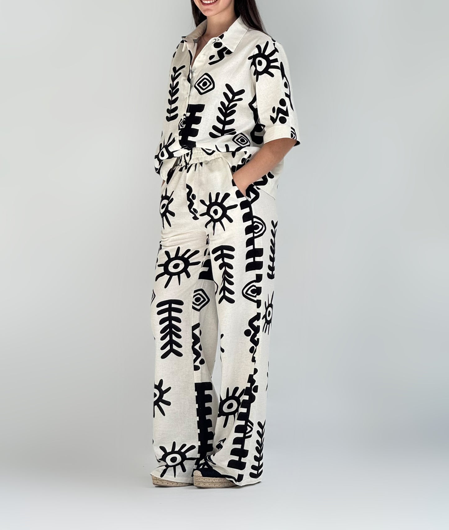 CONJUNTO DE CAMISA E CALÇAS ESTAMPADAS