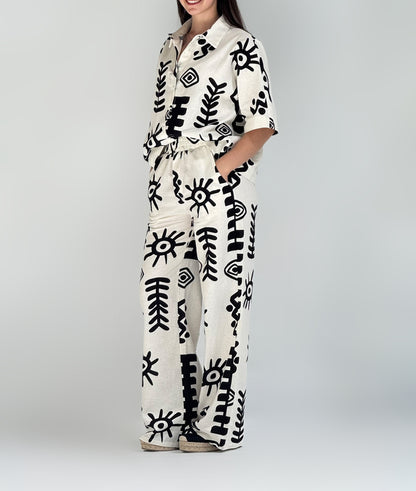 CONJUNTO DE CAMISA E CALÇAS ESTAMPADAS