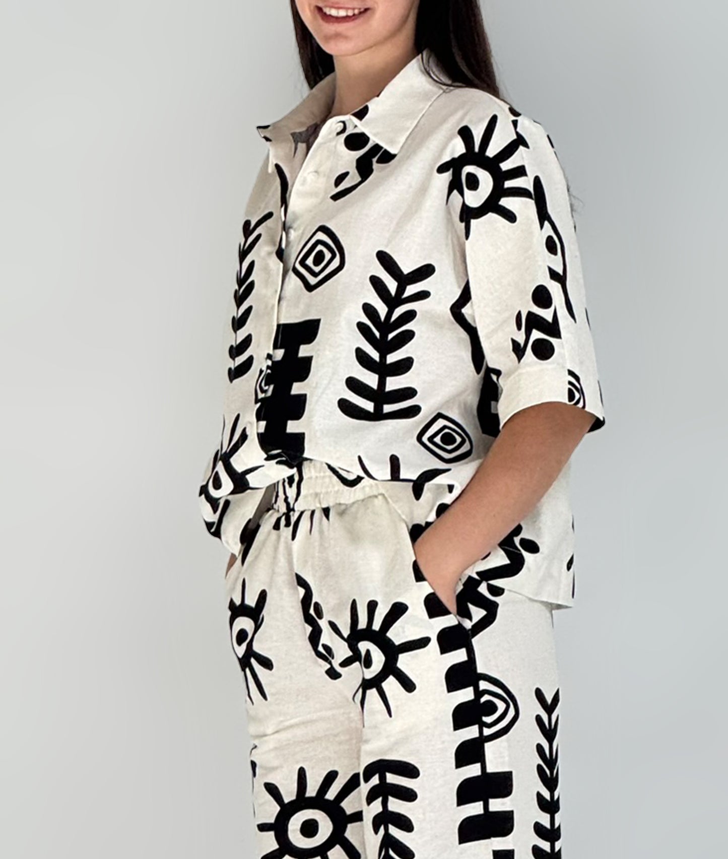 CONJUNTO DE CAMISA E CALÇAS ESTAMPADAS