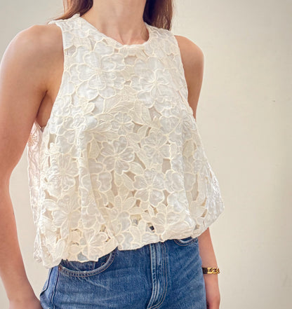 TOP COM BORDADO FLORAL
