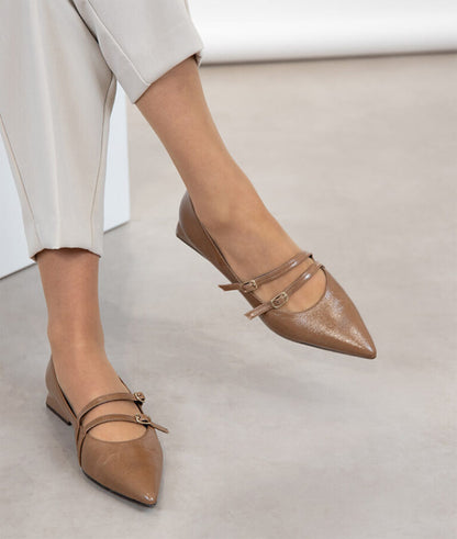 SAPATOS ENVERNIZADOS COM FIVELAS