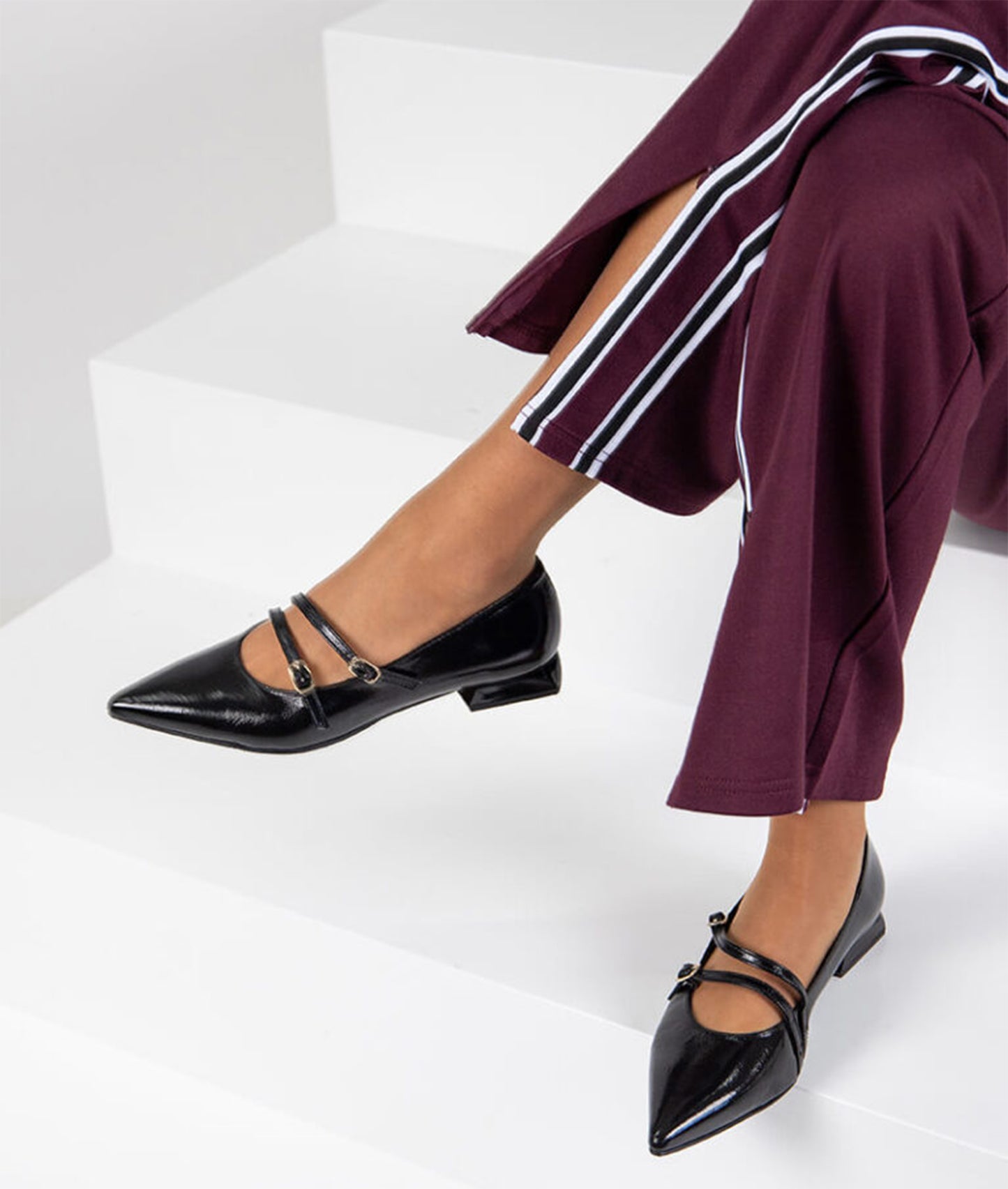 SAPATOS ENVERNIZADOS COM FIVELAS