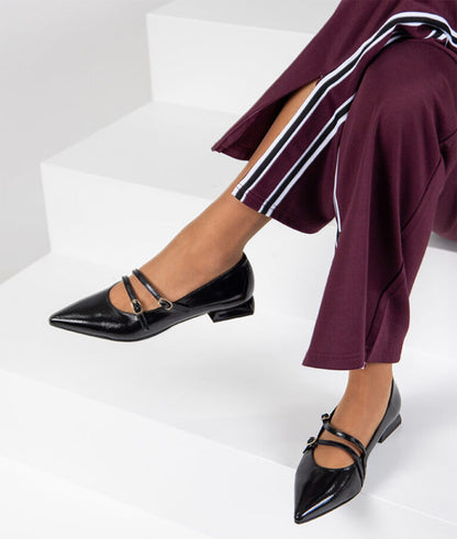 SAPATOS ENVERNIZADOS COM FIVELAS