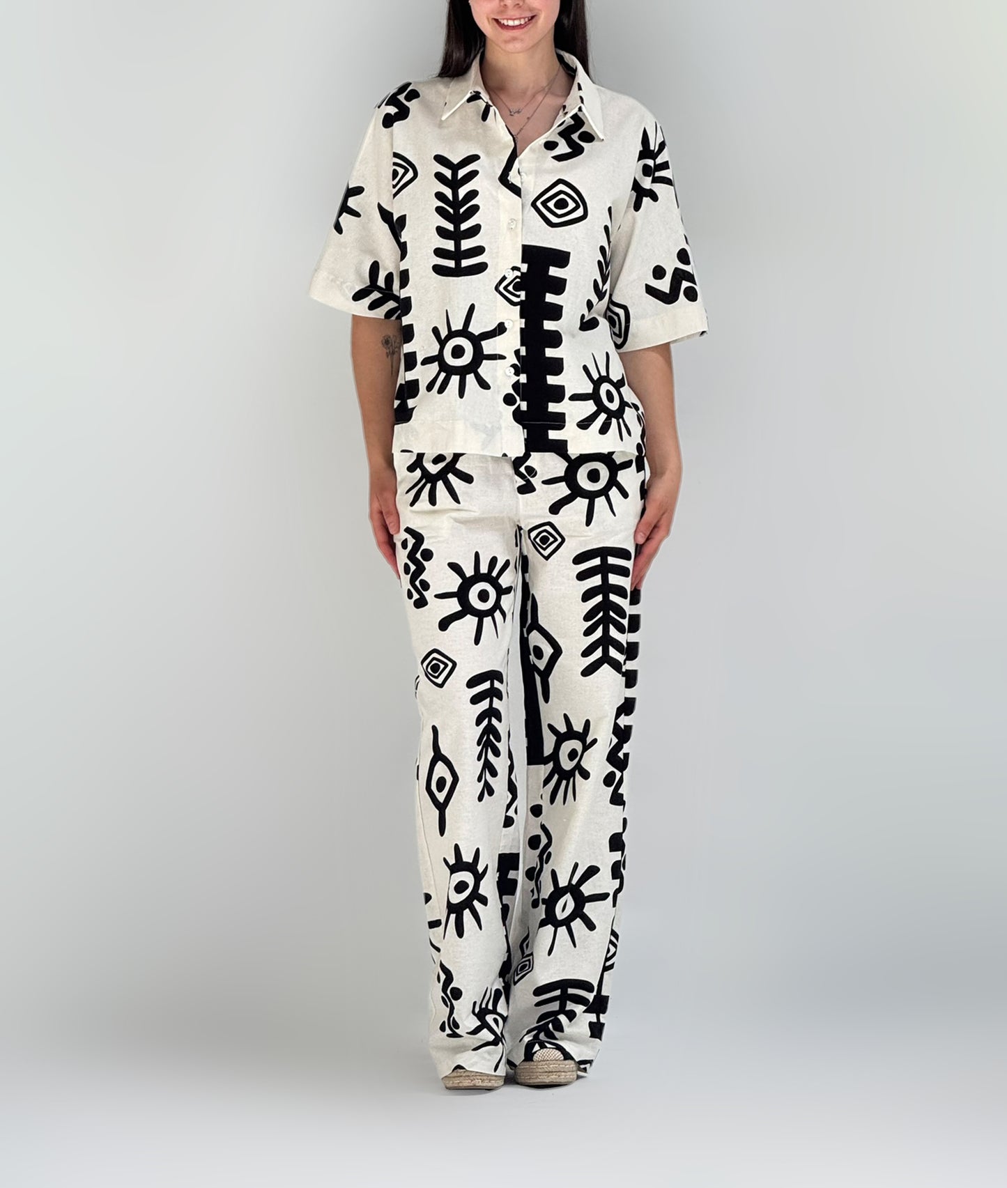 CONJUNTO DE CAMISA E CALÇAS ESTAMPADAS