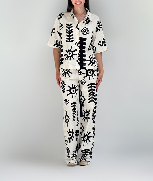 CONJUNTO DE CAMISA E CALÇAS ESTAMPADAS